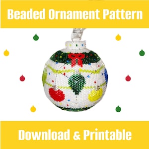 Könnte beinhalten: Ein mit Perlen besetzter Weihnachtsschmuck mit weißer Basis, verziert mit roten, grünen und gelben Perlenakzenten. Der Schmuck hat eine rote Schleife und grüne Perlenblätter. Der Text "Beaded Ornament Pattern" und "Download & Printable" wird angezeigt.