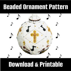 Könnte beinhalten: Weißer, perlenbesetzter Christbaumschmuck mit einem goldenen Kreuz und Noten. Der Text "Beaded Ornament Pattern" und "Download & Printable" ist ebenfalls sichtbar. Druckbares Muster.
