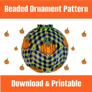 Puede incluir: Un patrón de adorno esférico hecho con cuentas que presenta un diseño a cuadros en negro, morado y verde lima, acentuado con motivos de calabazas naranjas. El texto "Beaded Ornament Pattern" y "Download & Printable" aparece en blanco sobre franjas naranjas.