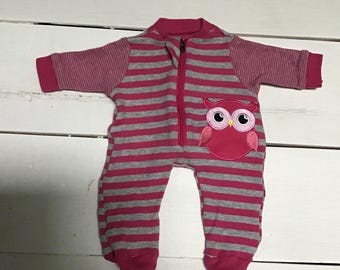 Pigiama con piedini grigio e rosa acceso da 14"