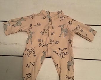 Tutina con piedini con motivo a rami e cervo color albicocca chiaro, realizzata per la bambola da 14 pollici.