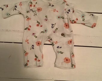 Tuta con motivo floreale One Piece - Vestiti per bambole da 14"