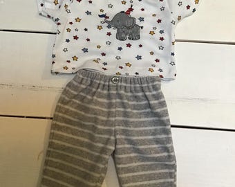 Pantaloni da jogging a righe grigie e bianche e maglietta con motivo a stelle