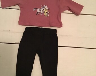 Maglietta color rosa e pantaloni neri - Vestiti per bambole da 14"