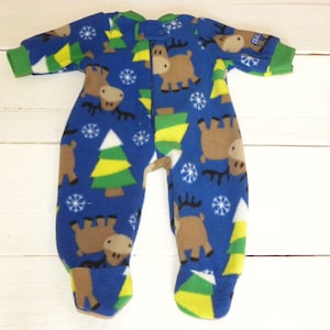 Puede incluir: Pijama de franela azul con estampado de árbol de Navidad verde y blanco y alce marrón.