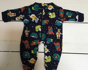 Pigiama con piedini in pile blu navy con motivo a mostriciattoli - Vestiti per bambole da 14"