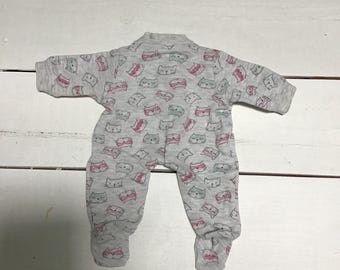 Grijze slaper op voet 14" met patroon voor Little Kitty - poppenkleding voor meisjes
