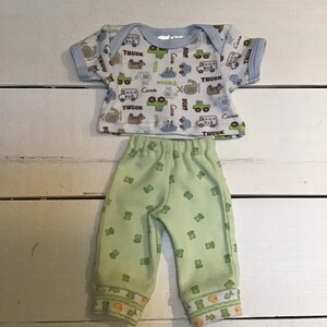 Groen, blauw en wit T-shirt met voertuigpatroon en een lichtgroene broek met patroonpatroon, gemaakt voor de 14-inch babypop.
