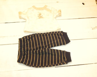 Pantaloni a righe blu scuro e marrone chiaro e maglietta marrone chiaro - Vestiti per bambole da 16 - 17 pollici