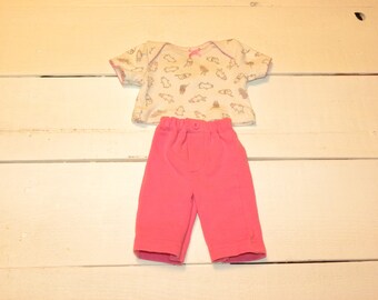 Maglietta con fantasia di piccoli animali e pantaloni rosa confetto - Vestiti per bambole da 14-15 pollici