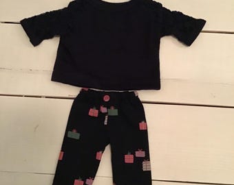 Top con fantasia blu navy e pizzo e pantaloni blu navy con fantasia regalo realizzati per la bambola da 14 pollici.