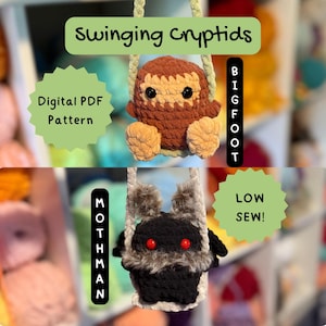 Può includere: Un modello PDF digitale per peluche di creature all'uncinetto. L'immagine presenta un Bigfoot marrone e un Mothman nero, ciascuno su un'altalena. Il testo recita "Swinging Cryptids", "Digital PDF Pattern" e "Low Sew!"