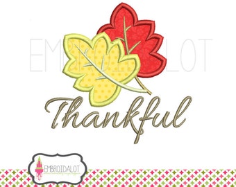 Thanksgiving Applikation Maschinenstickerei Design. Dankbare Textstickerei mit Herbstblattapplikation. Schlichte Herbstapplikation.