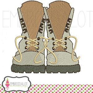 Op de afbeelding: Een paar bruine en beige wandelschoenen met gele veters. De schoenen hebben een textuurontwerp en een dikke zool.