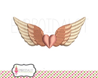 Op de afbeelding: Borduurwerk van een hart met vleugels. Het hart is roze en de vleugels zijn beige en perzikkleurig.