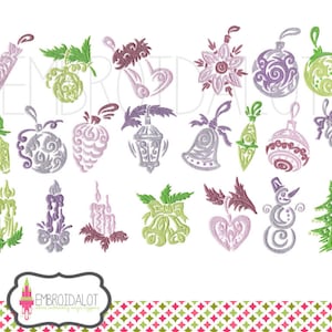 Può includere: Un set di 18 disegni di ricamo natalizi con vari ornamenti, candele, un pupazzo di neve e un albero. I disegni sono in tonalità di verde, viola e rosa.
