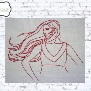 Könnte beinhalten: Linienkunst-Stickerei-Design einer Frau mit langen, fließenden Haaren, die ein ärmelloses Kleid trägt. Das Design ist in roter Farbe auf einem weißen Stoff.