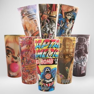 Pode incluir: Uma coleção de oito copos altos e cilíndricos. Cada copo apresenta um design único, incluindo personagens de banda desenhada como Capitão América e Mulher-Maravilha, e personagens de Star Wars como R2-D2 e Darth Vader. Os copos têm uma estética vintage.