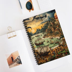 Peut inclure: Carnet à spirales avec une illustration colorée d'une ville côtière. L'image représente des bateaux sur l'eau, des personnes sur la plage et des bâtiments sur une colline. L'œuvre comprend un coucher de soleil, une pleine lune et des palmiers.