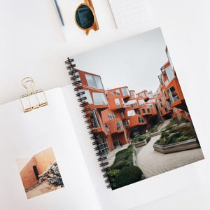 Spiral Notebook z motywem architektury Danii - linia liniowana, artystyczny dziennik, kreatywny planer, wyjątkowe artykuły piśmiennicze, prezent dla uczniów, nowoczesny design