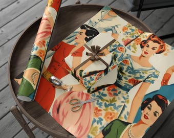 Könnte beinhalten: Eine Rolle Geschenkpapier im Vintage-Stil und eine verpackte Geschenkbox mit braunem Band liegen auf einem Holztisch. Das Geschenkpapier zeigt Illustrationen von Frauen in Kleidern. Eine Schere liegt auf dem Papier.