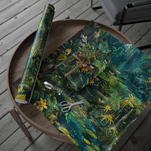 Papier do pakowania Jungle of Enchantment - inspirowany naturą papier do pakowania prezentów na każdą okazję, ekologiczne opakowanie, tropikalny wystrój, pakowanie na święta