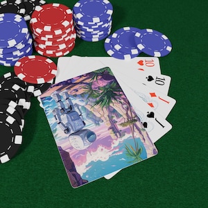 Puede incluir: Juego de póquer con montones de fichas rojas, negras y azules sobre una superficie de fieltro verde. Se ve una mano de cartas, incluida una carta con una ilustración futurista. Las cartas muestran el número 10 y una Jota.