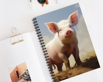Könnte beinhalten: Spiralgebundenes Notizbuch mit digitaler Malerei eines rosa Ferkels. Das Ferkel steht auf Heu, mit einem hellblauen Himmel im Hintergrund. Das Ferkel hat große Ohren und einen lächelnden Ausdruck. Das Notizbuch ist offen.