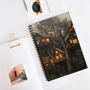 Treehouse Village spiraal notitieboek - perfect voor natuurliefhebbers, dromers, journaling, geschenken, studie, natuurdagboek, avonturennotitieboekje