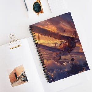 Cuaderno de espiral "Aventuras de Aviación": línea rayada para pilotos, amantes de la aviación, diarios de viaje, regalos únicos, entusiastas del cielo, diario divertido.