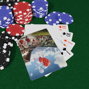 Naipes de póker Swiss Celebrations, accesorio clásico para una noche de juegos, regalo para amantes del póker, decoración con temática de casino, divertida actividad familiar