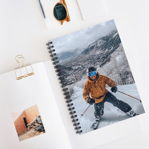 Skiing in Aspen Spiralnotizbuch - Liniertes Tagebuch, Wintersport Tagebuch, Bergtagebuch, Geschenkidee, Schneeabenteuer Planer, Alpine Kunst.