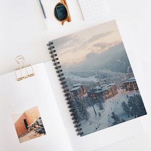 Spiralnotizbuch - Skiurlaubsort - liniert, Winter Abenteuer Tagebuch, Tagebuch für einen Kurzurlaub in den Bergen, Reiseplaner, Schnee Sport Tagebuch, Alpiner Rückzugsort
