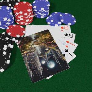 Lunar Gardens Poker Spielkarten Set, Fantasy Landschaft, Ace of Spades Design, Geschenk für Gamer, Kartenspielabend, Einzigartige Sammlerstücke