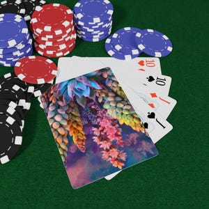 以下が含まれることがあります： 緑色の表面に、黒、赤、青のポーカーチップが積み重ねられ、トランプが添えられています。カードには数字の10と花の模様が描かれています。この画像は、ゲームナイトやカジノをテーマにしています。