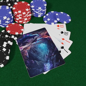 Crystal Caves ポーカー プレイングカード - ゲーマー、ポーカーナイト、コレクター、男性へのギフト、ダンジョンズ＆ドラゴンズ カードゲーム向けのユニークなカードゲーム