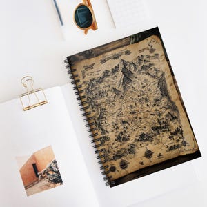 Cuaderno de espiral "La maldición del cartógrafo": línea rayada, diario de aventuras, diario de fantasía, planificador de mapas del tesoro, misterioso, cuaderno, mítico