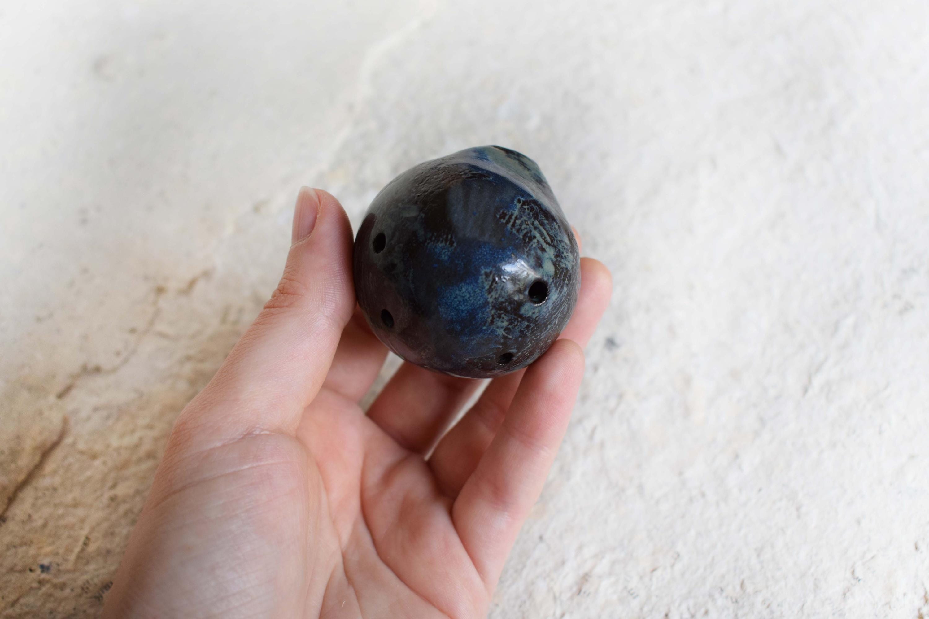 手作りの青い陶器の笛 - 5つの音符 - Etsy 日本