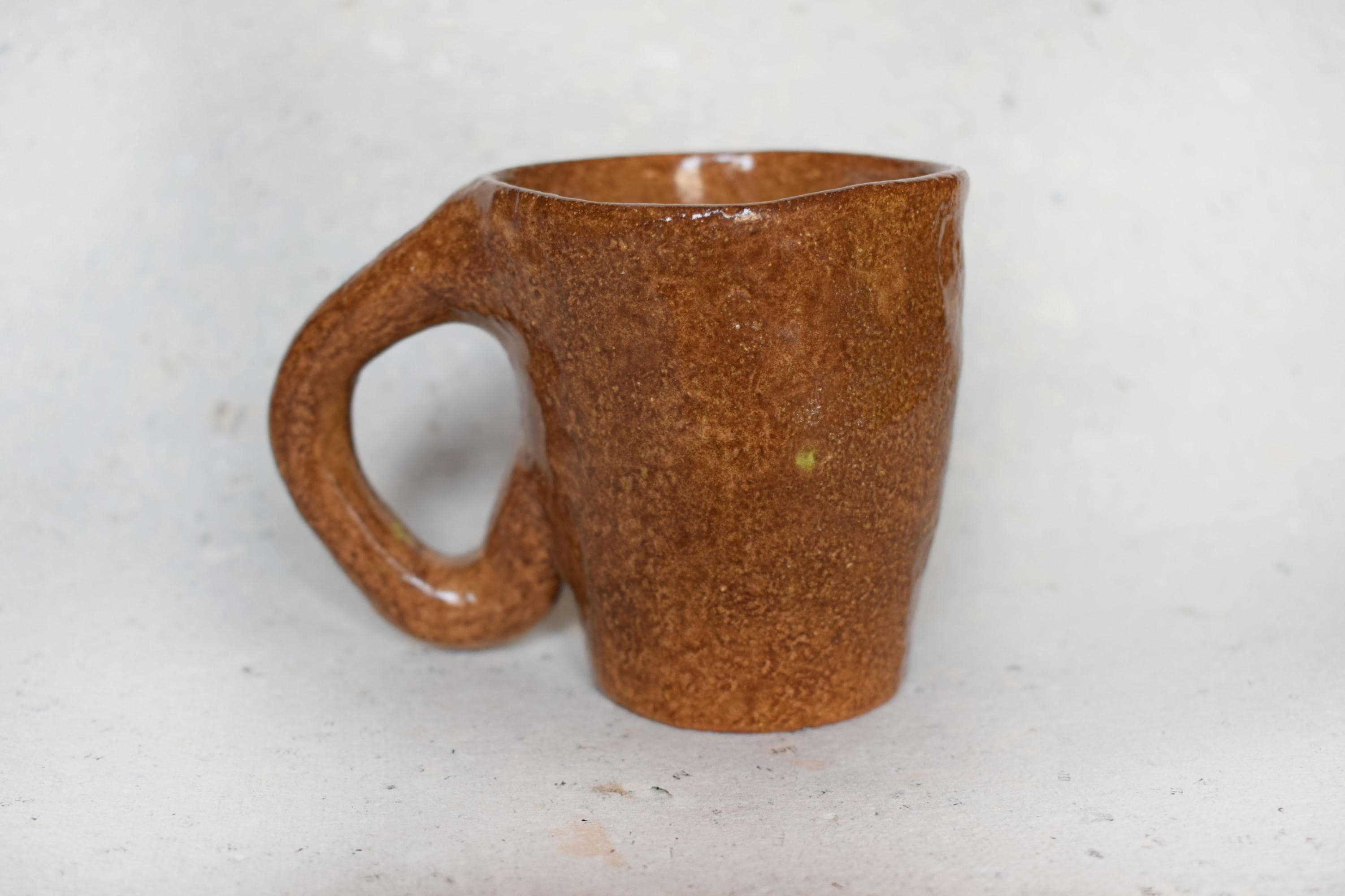 手作り陶器マグカップ – 素朴なブラウン釉と有機的なフォルム - Etsy 日本