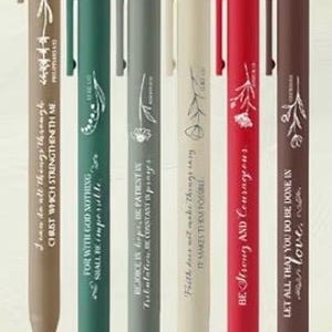 Puede incluir: Seis bolígrafos en varios colores: marrón, verde azulado, gris, crema, rojo y marrón oscuro. Cada bolígrafo tiene una tapa y un clip a juego, con citas inspiradoras y diseños florales impresos en el cuerpo.