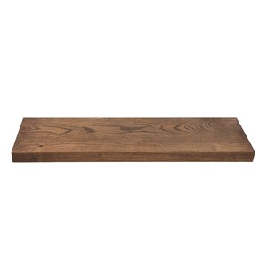 Puede incluir: Una estanter&iacute;a rectangular de madera maciza con un acabado marr&oacute;n oscuro intenso. La estanter&iacute;a muestra un patr&oacute;n de vetas de madera prominente, agregando textura e inter&eacute;s visual. La estanter&iacute;a mide aproximadamente 76 cm de largo y 20 cm de ancho, adecuada para diversos fines de exhibici&oacute;n o almacenamiento.