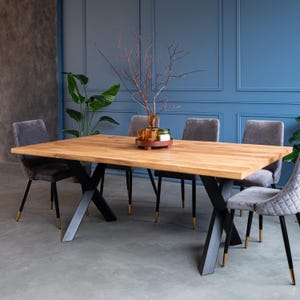 Mesa de jantar BRAVION OAK BETA com borda natural e pés em X+