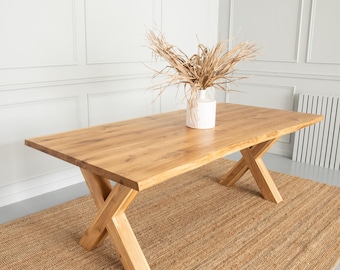 BRAVION OAK Table à manger BETA avec bord naturel et pieds en bois de type X, épaisseur de 4 cm, bois de chêne massif
