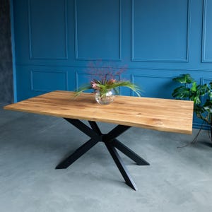BRAVION EK Matbord BETA med naturkant och spindelben, 4 cm tjocklek