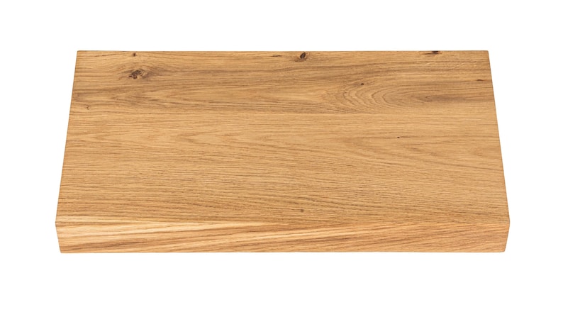 Puede incluir: Una tabla de cortar rectangular de madera con un acabado marr&oacute;n claro. La veta de la madera es visible y la tabla tiene una superficie lisa. La tabla de cortar est&aacute; hecha de madera maciza y es adecuada para la cocina.