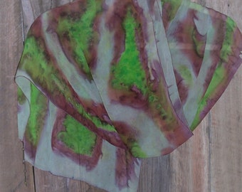 Handgemaakte zijden Georgette-sjaal: bordeauxrode en groene kralen aan de hals