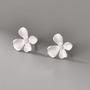 REA - Örhängen i 999 sterlingsilver - Blomsterörhängen, Blomstersmycken, Brudtärnepresent, vackra blomörhängen, ovanlig present, present till henne