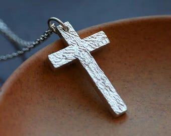 Colgante de cruz de plata esterlina oxidada: collar minimalista hecho a mano, regalo de San Valentín, regalo para ella/él
