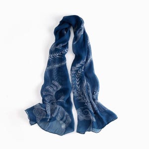 Handgefertigter Batik Seidenschal, Pflanzenbatik, Seidenschal, Mode, handbemalt, Unikat