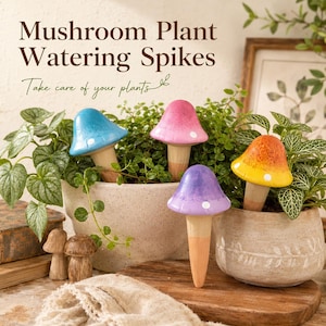 Op de afbeelding: Kleurrijke paddenstoel plant water spikes in een keramische pot. De afbeelding toont blauwe, roze, paarse en gele paddenstoel ontwerpen. De tekst luidt "Mushroom Plant Watering Spikes" en "Take care of your plants."